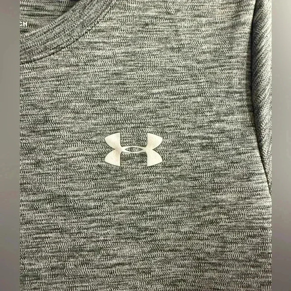 Women’s Under Armour Loose Heat gear short sleeve top in gray/black. Size XS - Picture 3 of 9